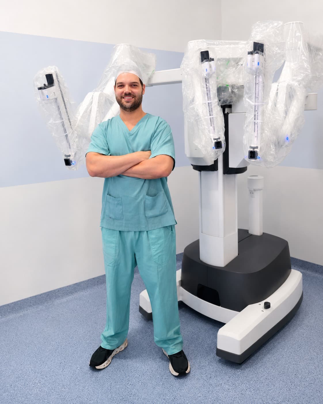Dr. Guilherme Cavassin ao lado da plataforma cirúrgica robótica Da Vinci